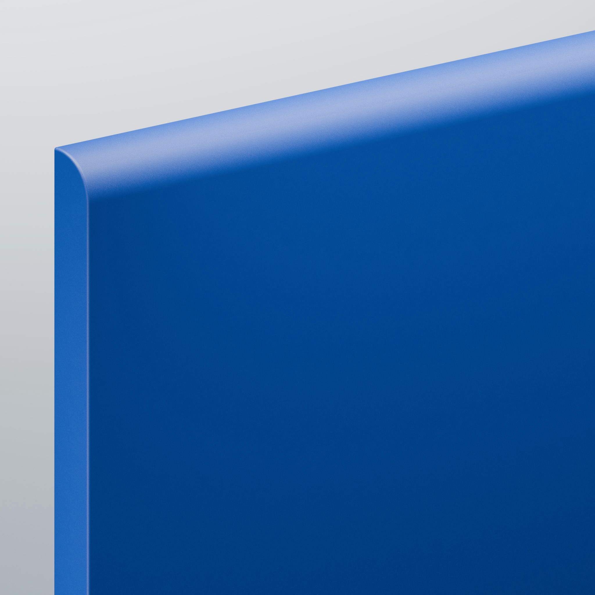 Close-up di una tecnologia 3B - un pannello blu brillante e uniforma, di forma rettangolare con una finitura liscia e lucida.