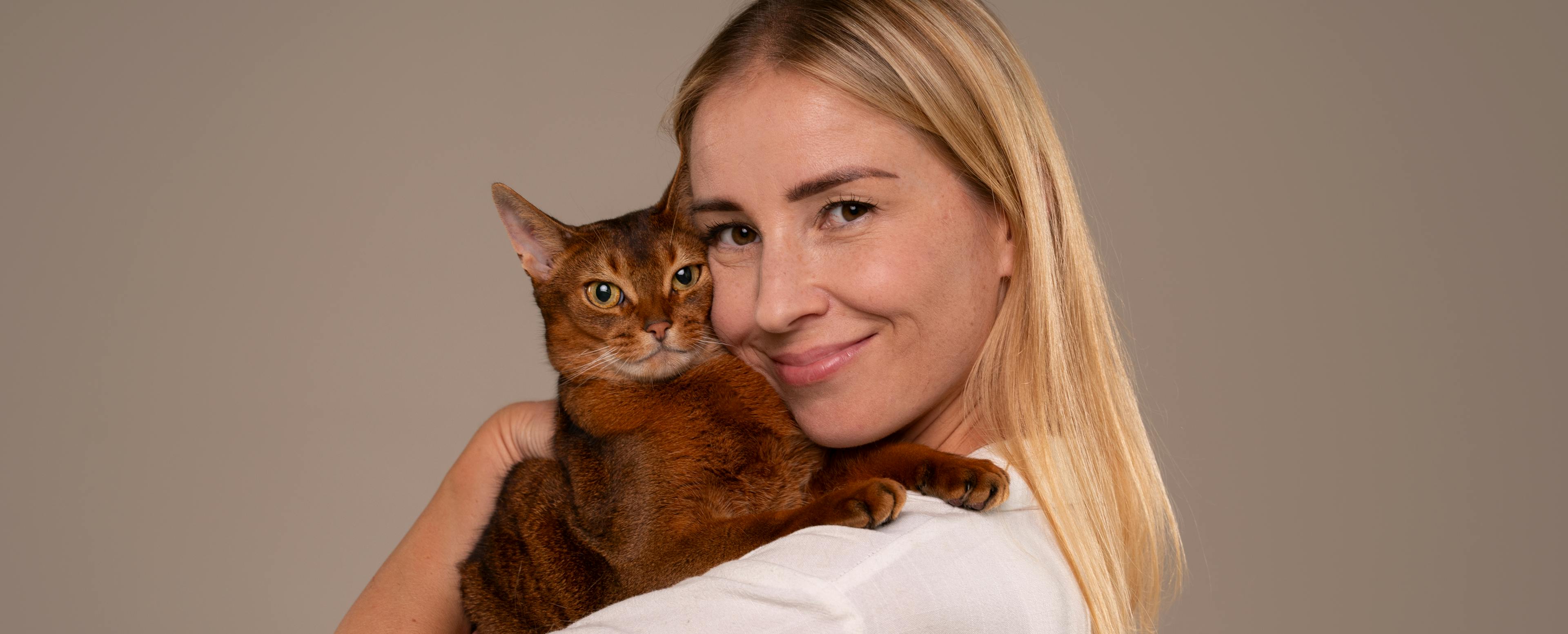 дівчина з рудою кішкою