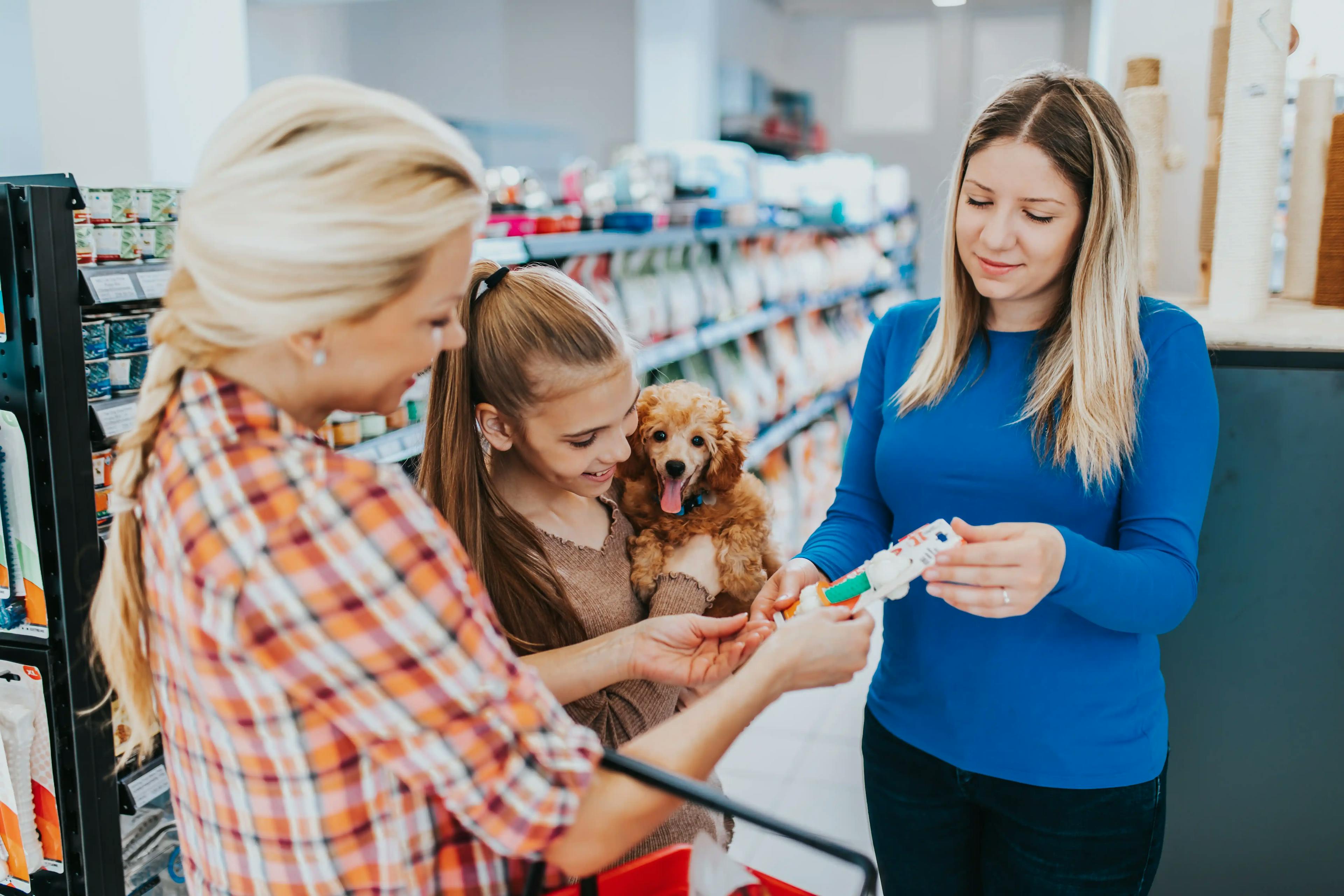 мати з донькою і собакою в зоомагазині