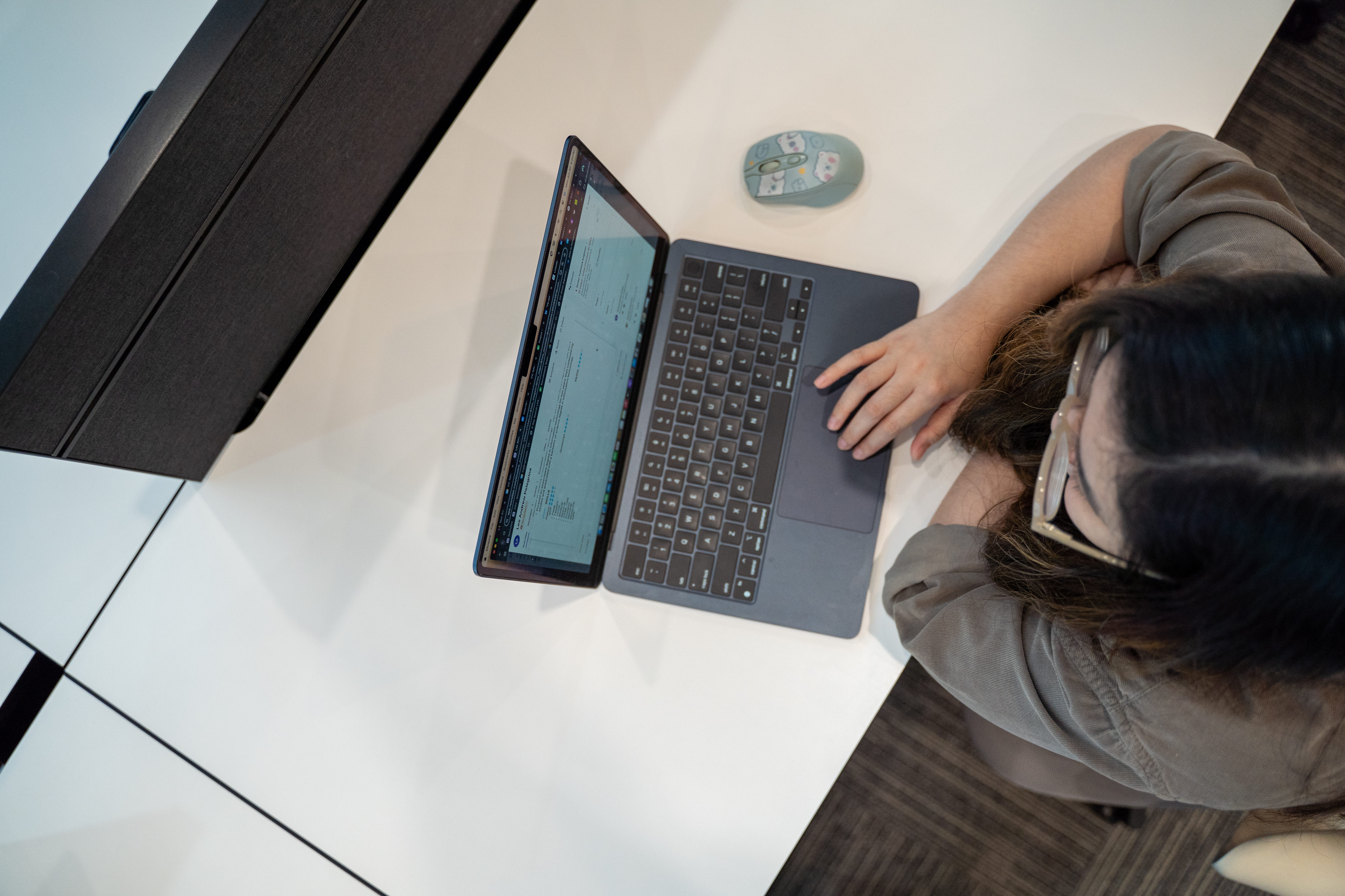 Offshore vs. Nearshore: Navigating the pros and cons of outsourcing