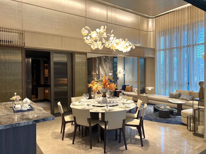 the continuum 5 bedroom dining area