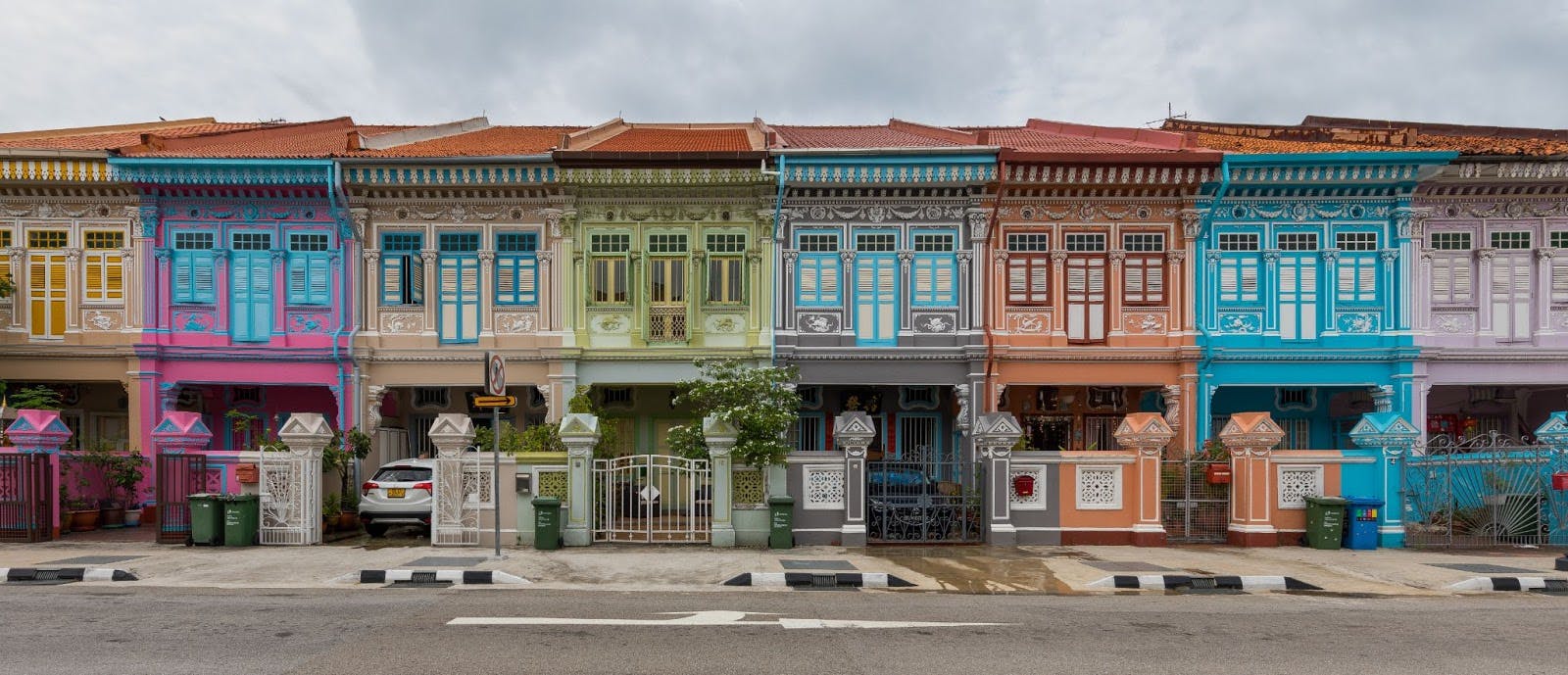 The immediate vicinity of Sundance Vista condominium is enhanced by the row of colourful, well-preserved Peranakan houses that have become the iconic landmark of Joo Chiat estate