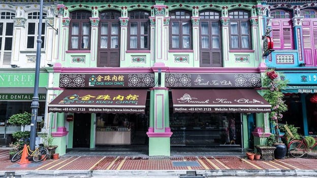 Rumah Kim Choo is a traditional restaurant near Vanilla condominium that still retains its gorgeous Peranakan influenced exterior.