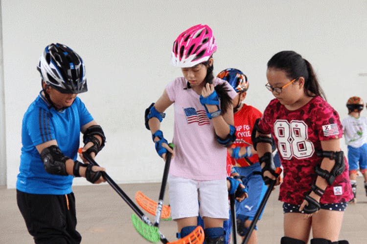 Kids attending the inline floorball lesson at Sengkang Riverside Park