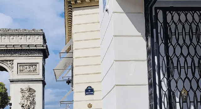 Portail de la boutique Montblanc avec vue sur l' Arc de Triomphe, Champs-élysées 