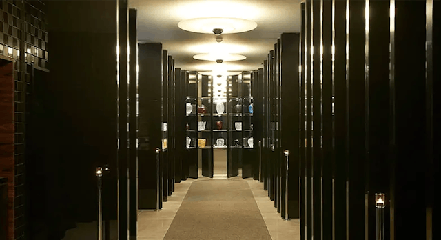 Couloir avec vitrine expositions d'objets.