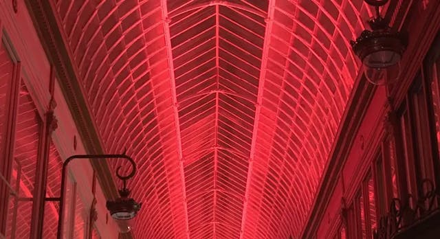 Verrière, éclairage rouge, passage Jouffroy, Paris