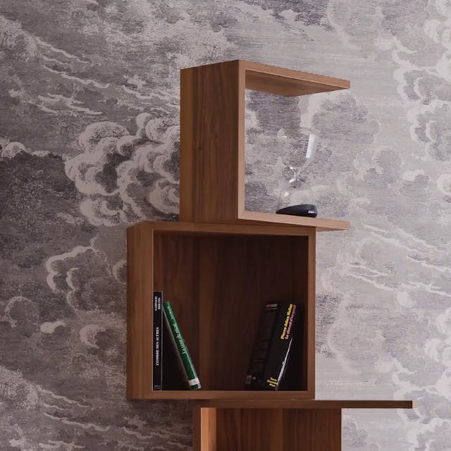 Détail chambre d'hôtel, papier peint avec bibliothéque en bois.