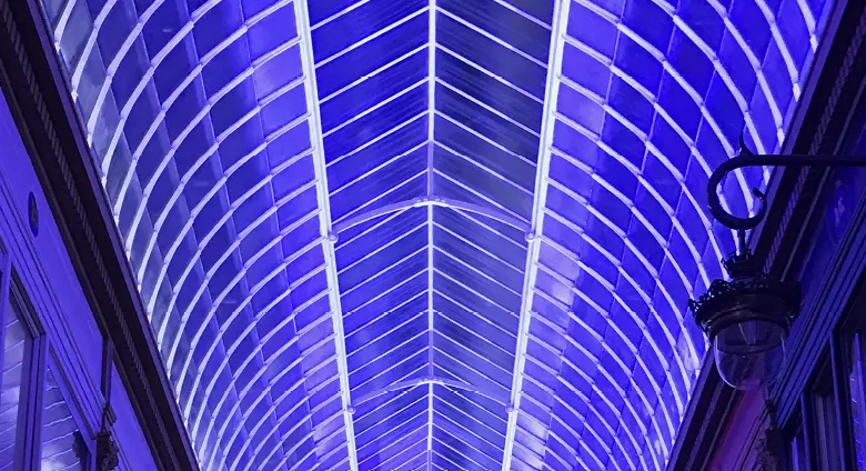 Verrière, éclairage bleu, passage Jouffroy, Paris.