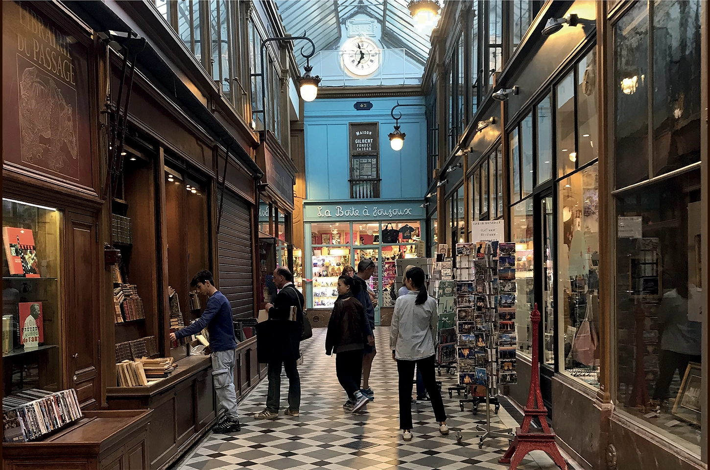 Passage Jouffroy, devantures de boutiques.