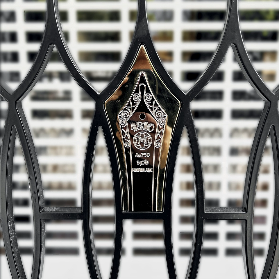 Détail portail plume Montblanc 