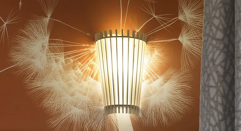 Détail applique murale sur papier orange avec bout de rideaux.