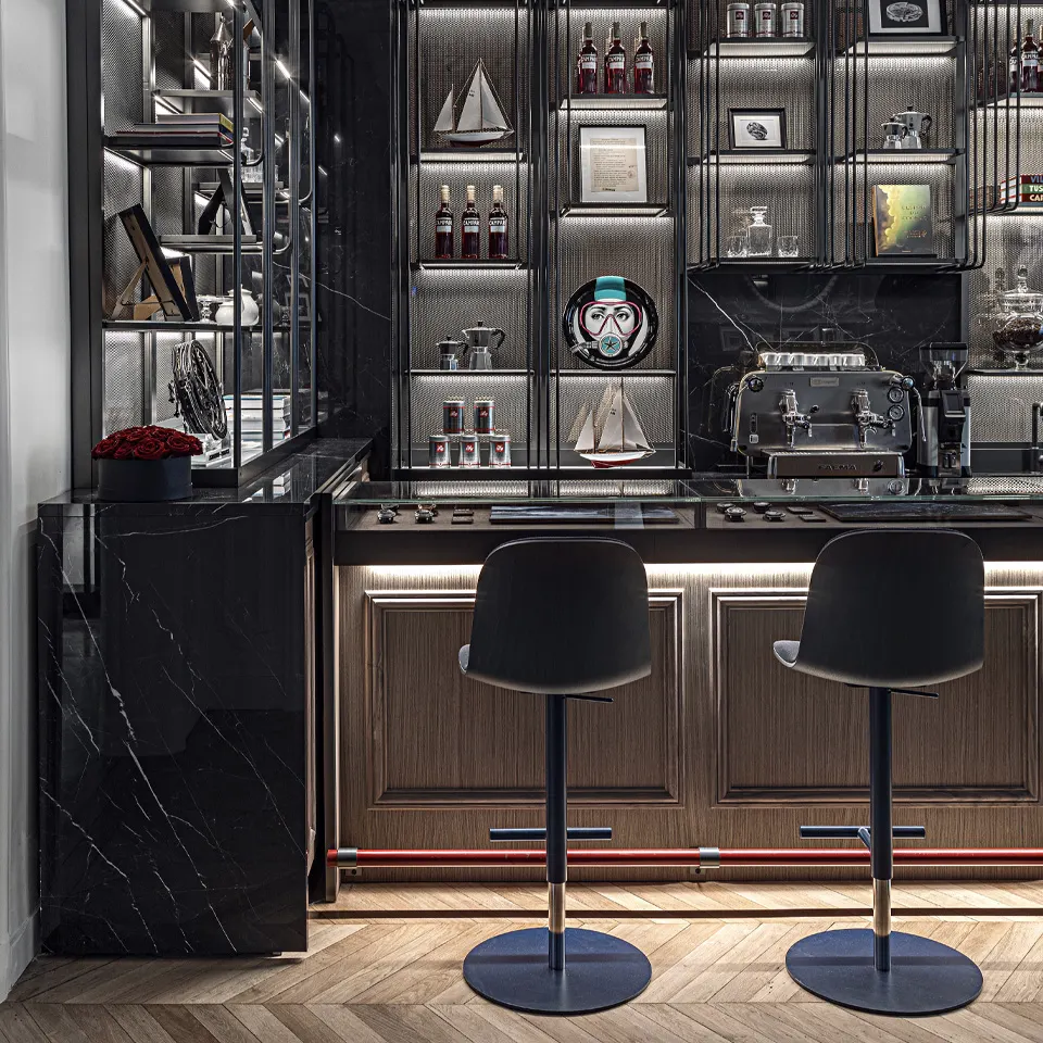 Intérieur de la boutique, comptoir et chaises haute avec vitrine 