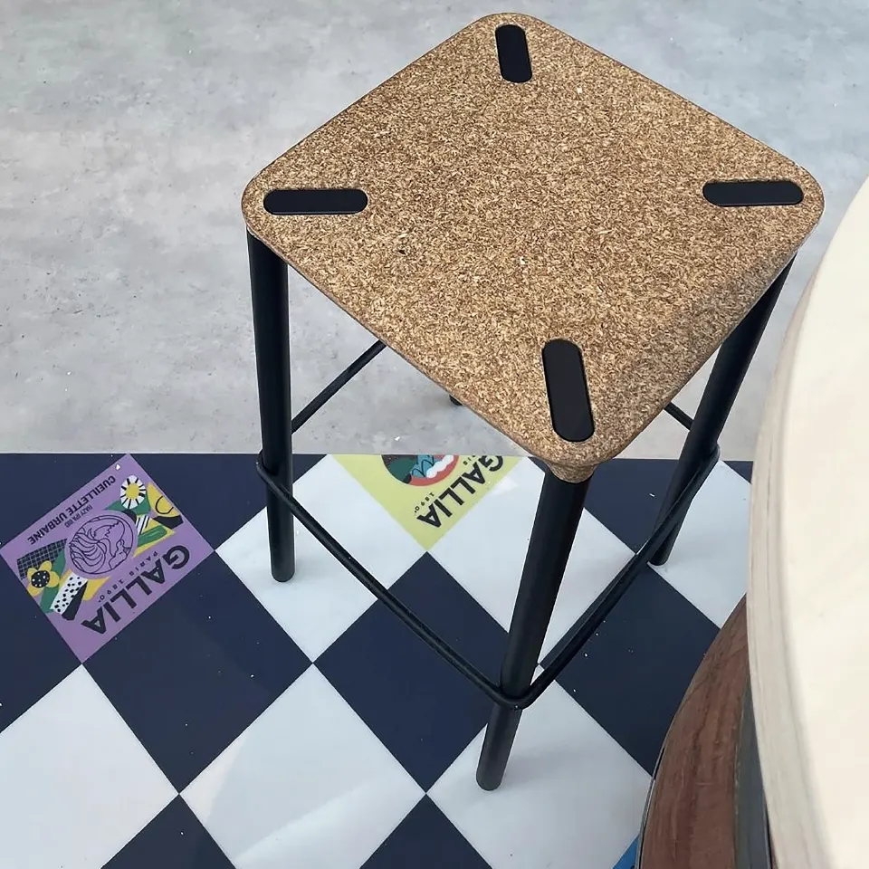 tabouret et détail sur sol