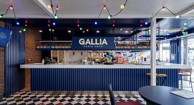Vue sur bar bleu avec logo gallia