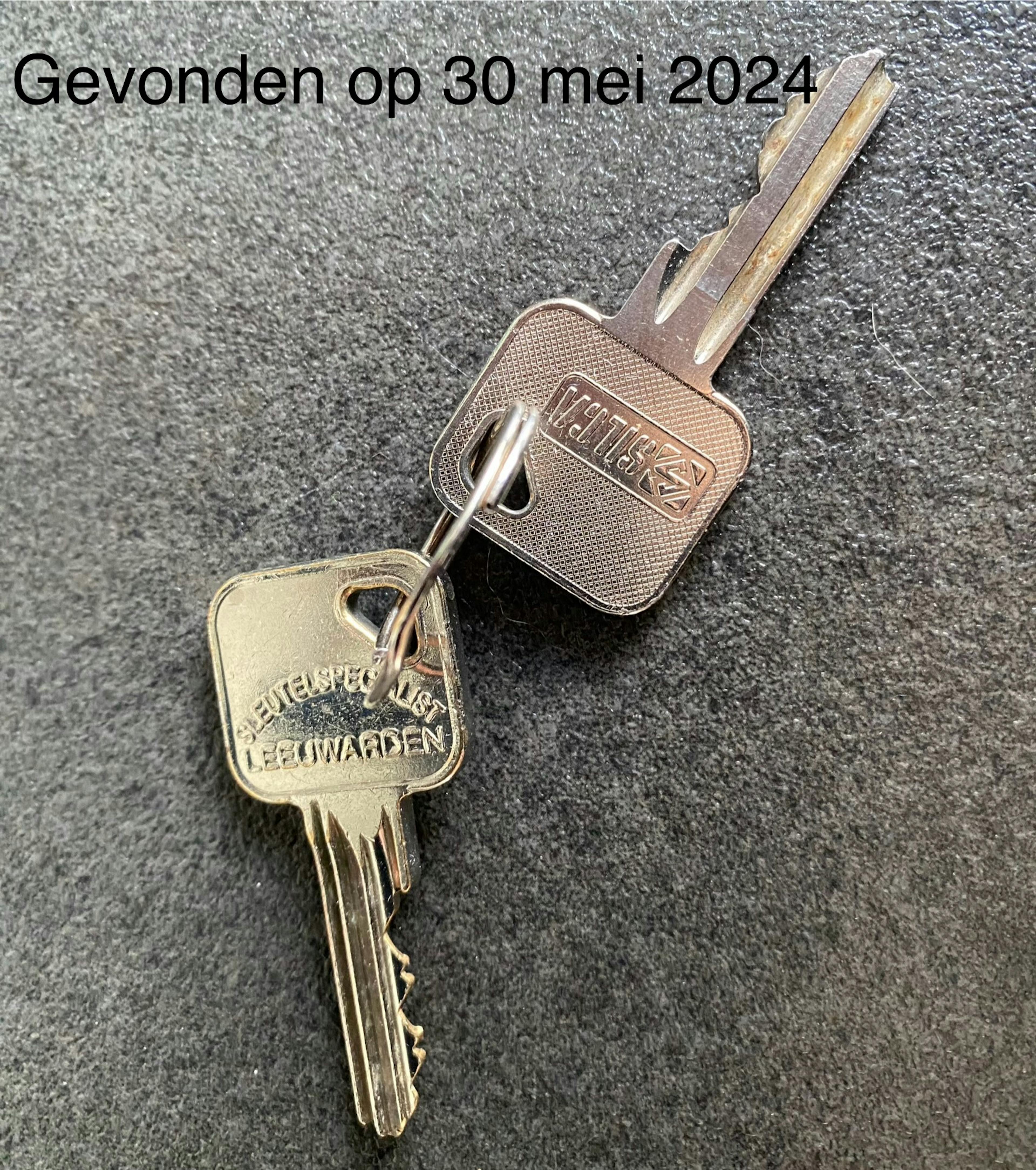 Twee sleutels waarvan 1 met opdruk sleutelspecialist Leeuwarden