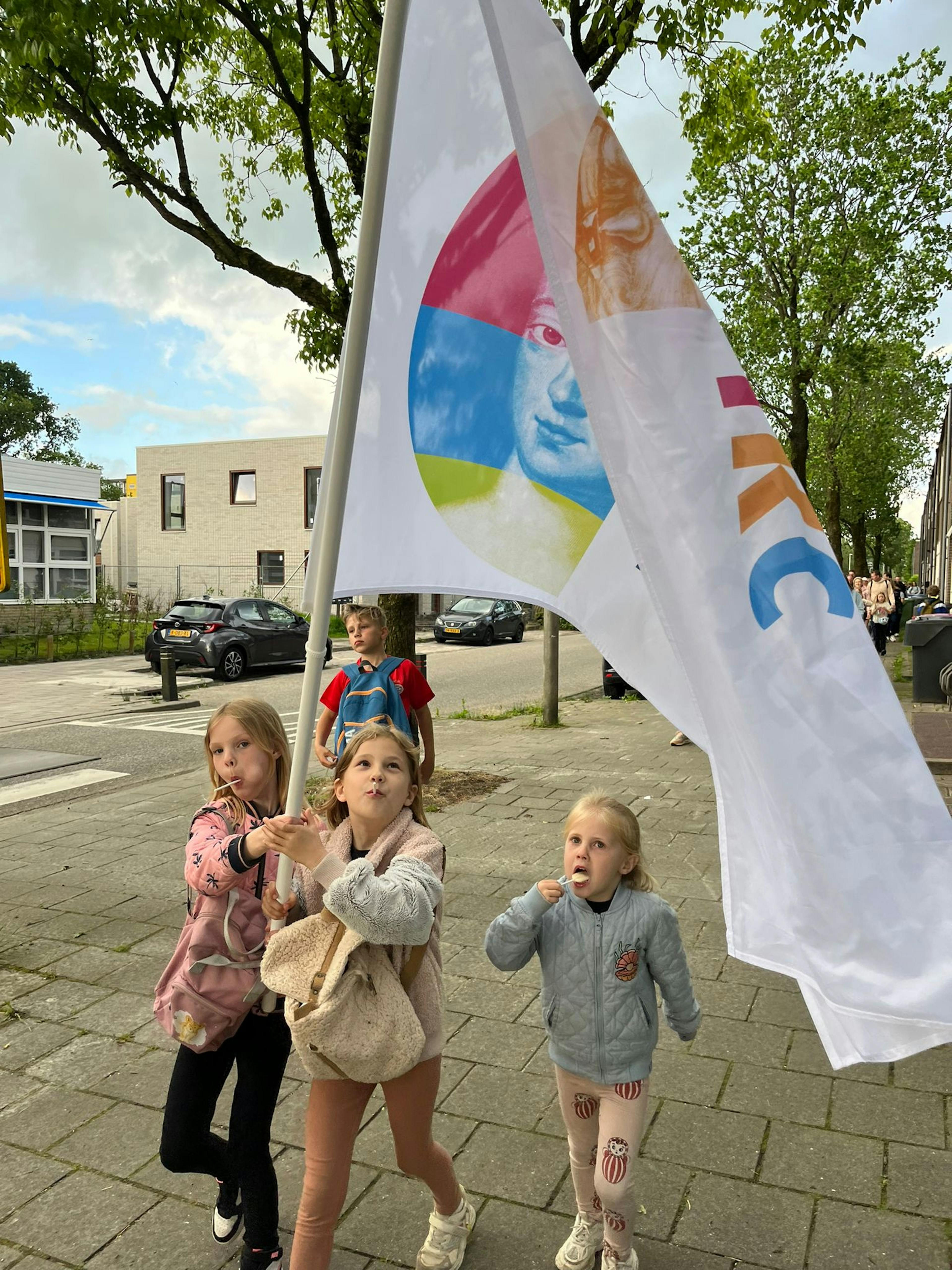 De vlaggendragers van de IKC Maria Louise