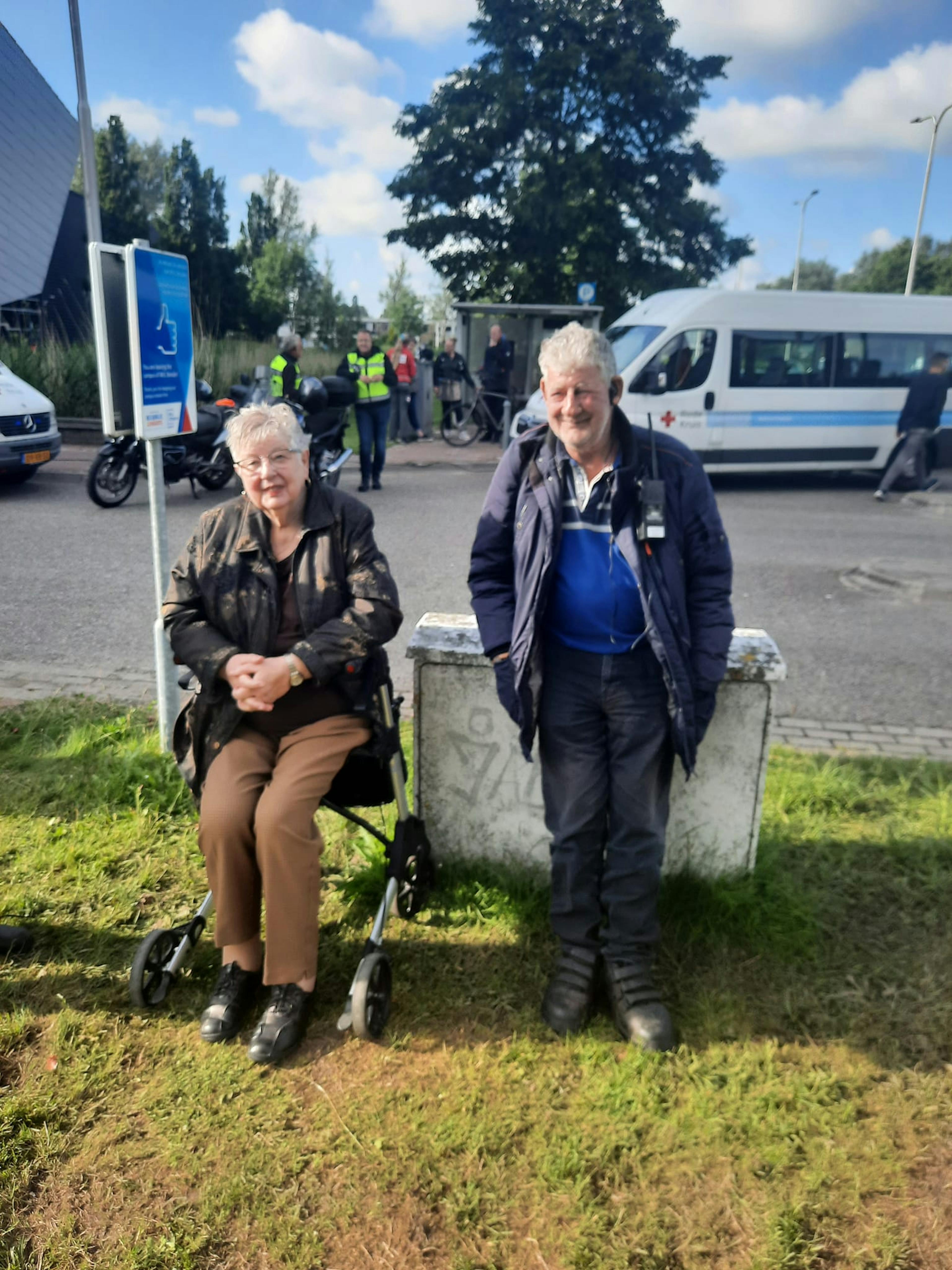 De moeder van de Avondvierdaagse kwam ook kijken op de slotavond. Hier samen met Berend Dijkstra bij de start.