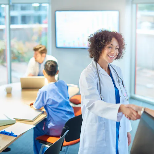 medico che saluta dipendente medico che saluta dipendente