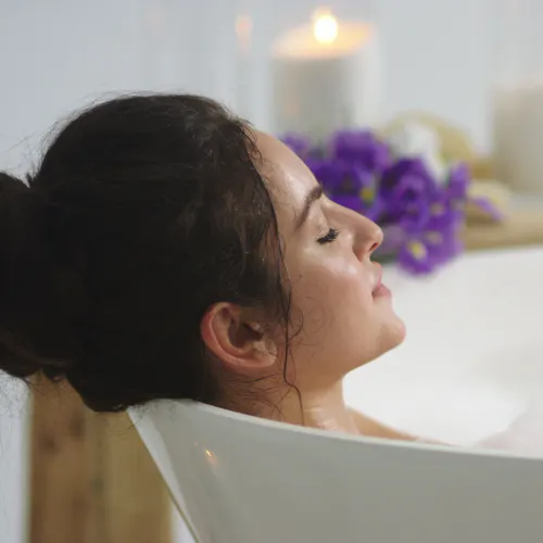femme détendue dans son bain femme détendue dans son bain