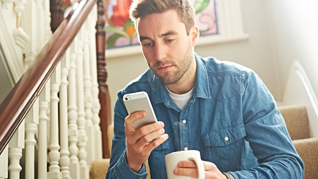 Ragazzo che controlla cellulare sulle scale