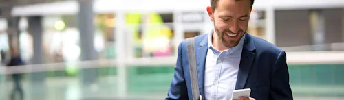 manager che cammina fuori dall'ufficio manager che cammina fuori dall'ufficio