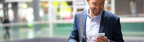 manager che cammina fuori dall'ufficio manager che cammina fuori dall'ufficio