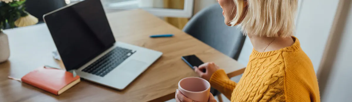 donna che sorseggia caffè mentre prende cellulare donna che sorseggia caffè mentre prende cellulare