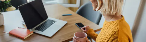 donna che sorseggia caffè mentre prende cellulare donna che sorseggia caffè mentre prende cellulare