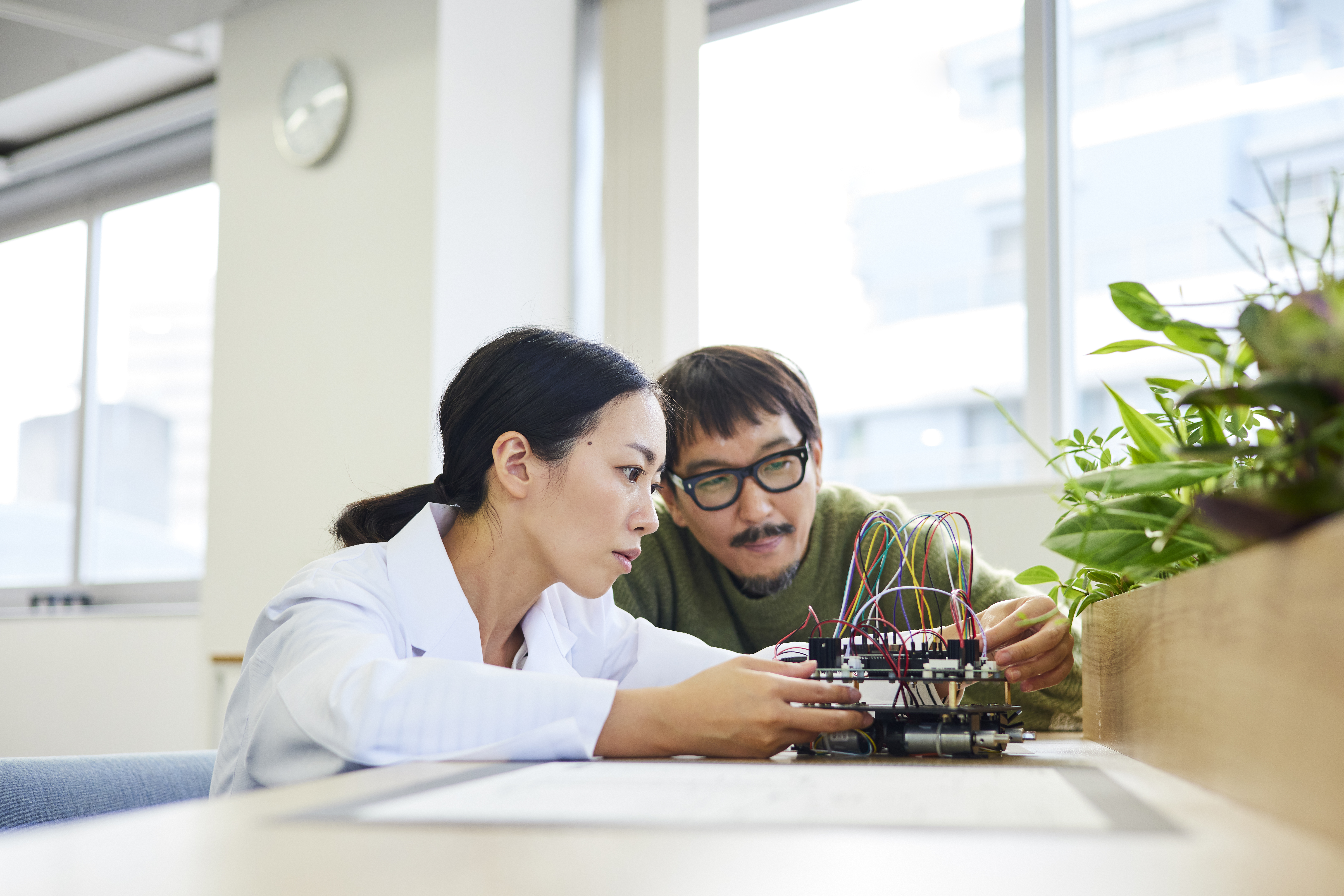2 personnes regardent un appareil életronique