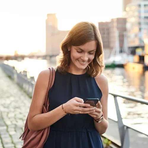 ragazza che scrive sul cellulare ragazza che scrive sul cellulare