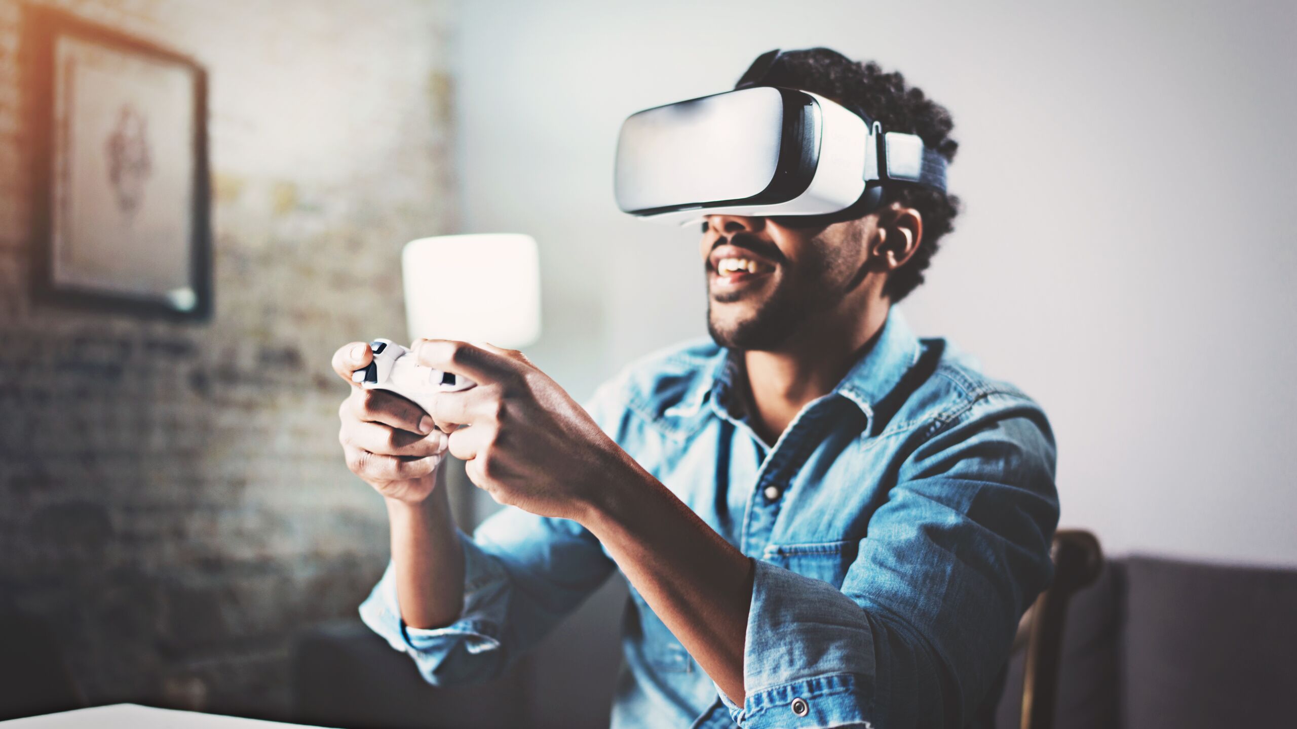 uomo con visiera realtà virtuale