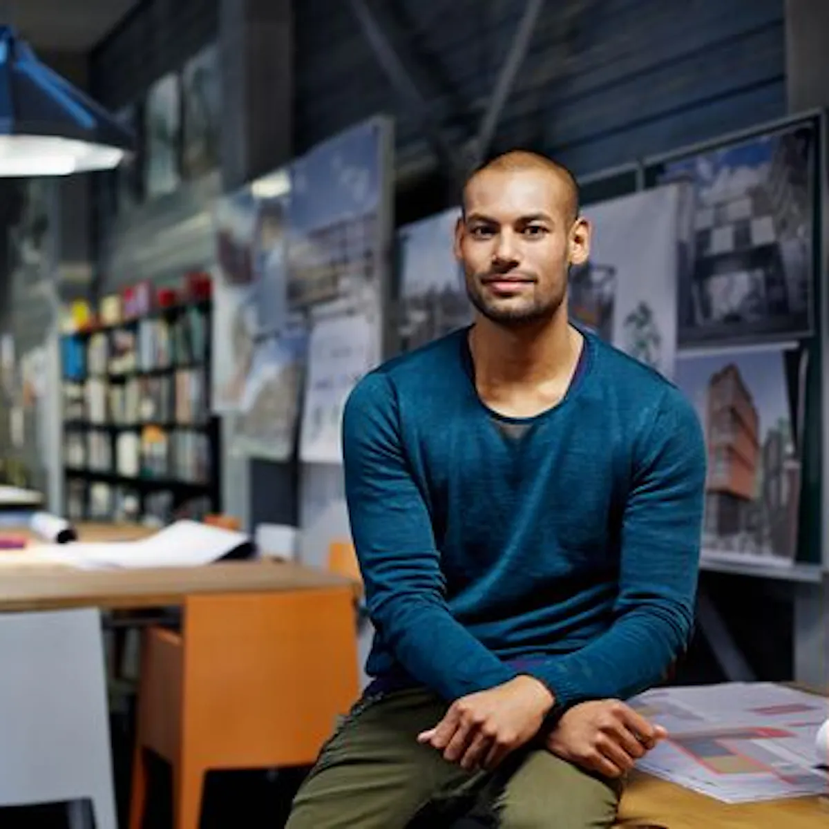 homme souriant dans un bureau
