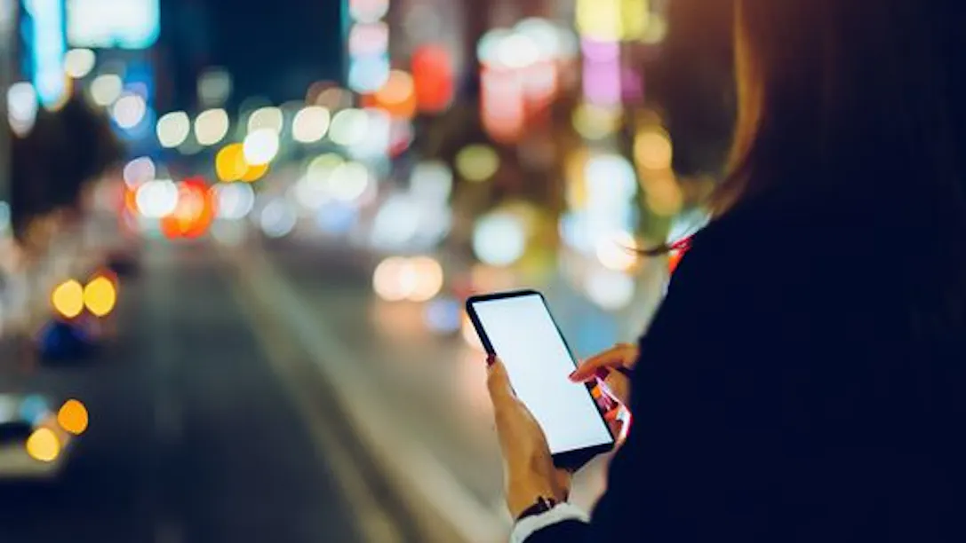 femme dans la rue regardant son smartphone femme dans la rue regardant son smartphone