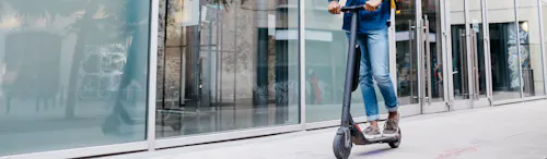 ragazzo con monopattino
ragazzo con monopattino