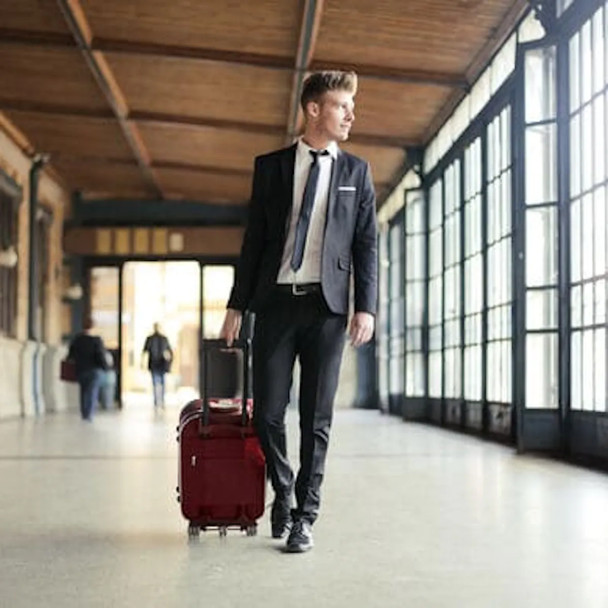 homme avec un bagage