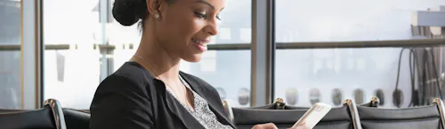 donna seduta in attesa del proprio volo donna seduta in attesa del proprio volo