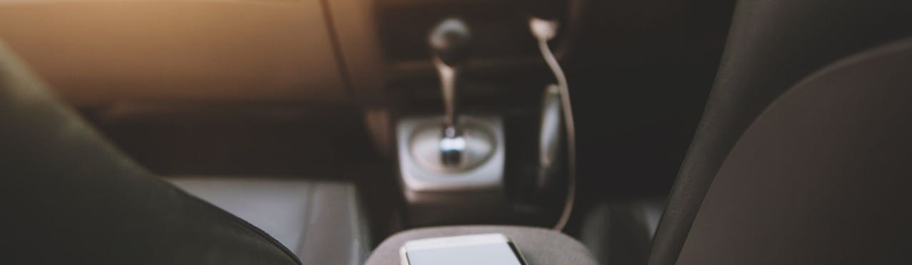 Cellulare che si carica all'interno di un auto Cellulare che si carica all'interno di un auto
