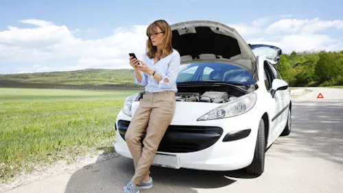 donna ferma per strada con auto donna ferma per strada con auto