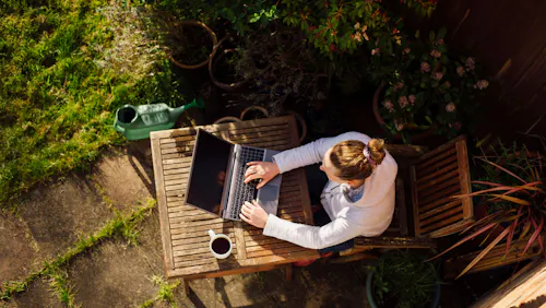 donna in giardino che digita sul computer donna in giardino che digita sul computer