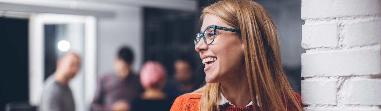 Ragazza che sorride gruppo di lavoro