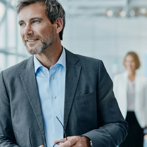uomo che guarda vetrata mentre cammina uomo che guarda vetrata mentre cammina