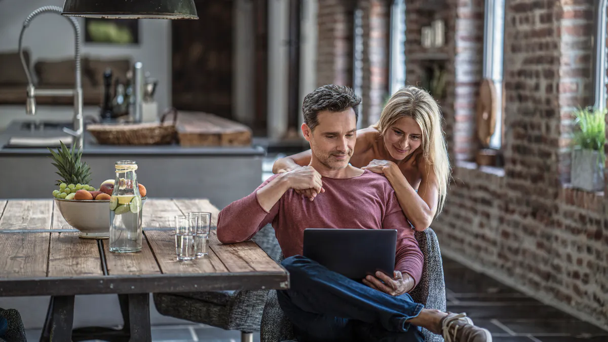 couple regardant un ordinateur portable