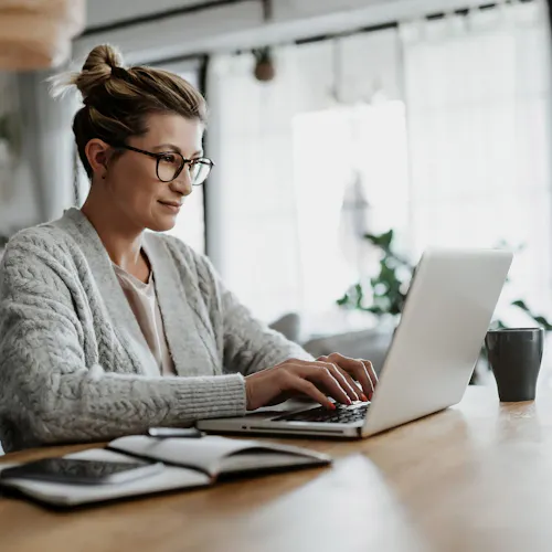 femme écrivant sur ordinateur femme écrivant sur ordinateur