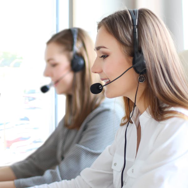 Deux opératrices souriantes en télécommunication