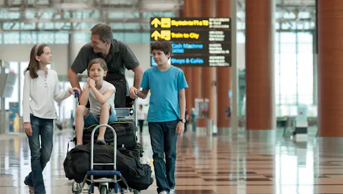 famiglia in partenza all'aeroporto famiglia in partenza all'aeroporto
