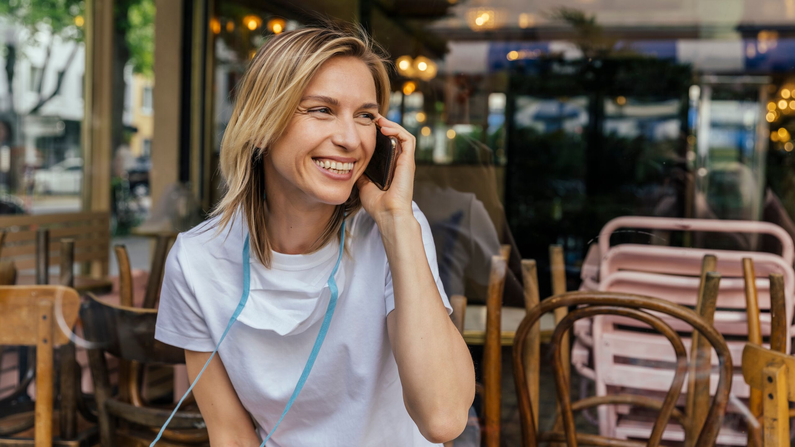 donna con mascherina seduta al bar