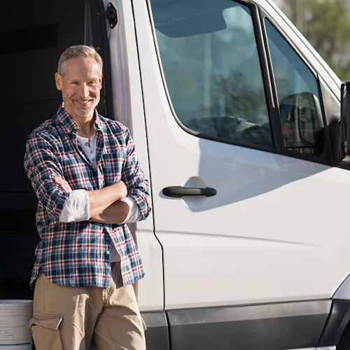 peintre devant sa camionnette à la porte ouverte peintre devant sa camionnette à la porte ouverte