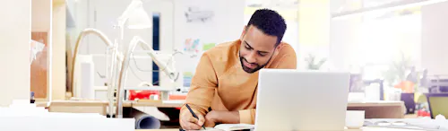 uomo che scrive appunti davanti al pc uomo che scrive appunti davanti al pc
