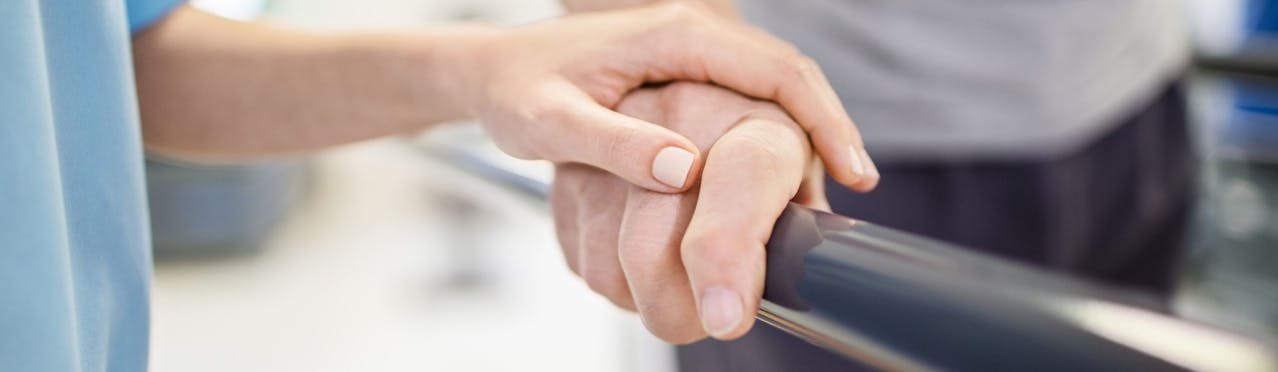 Infermiere che aiuta uomo durante fisioterapia